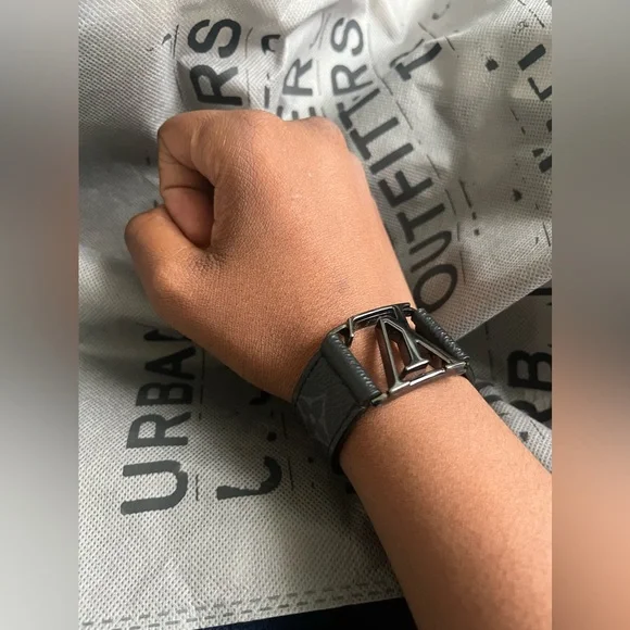 Louis Vuitton - Picture 3 of 4